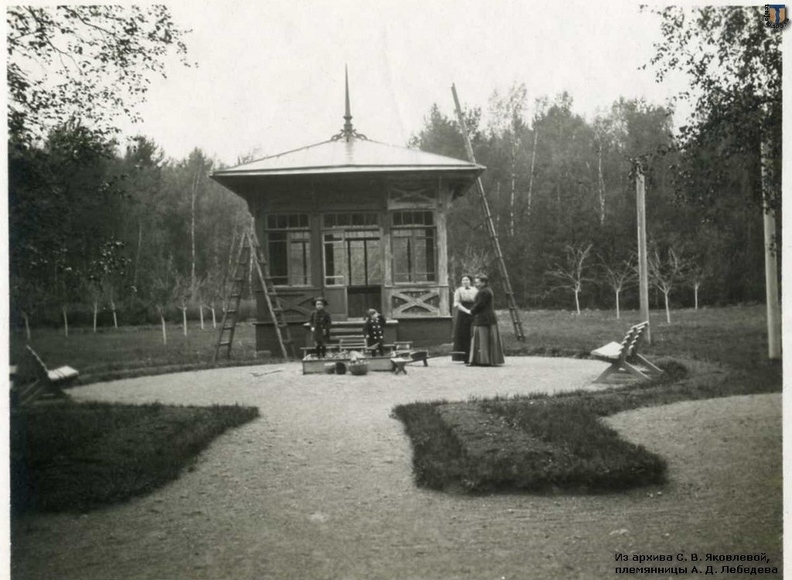 Беседка с клумбой на даче А. Д. Лебедева, 1913 г.