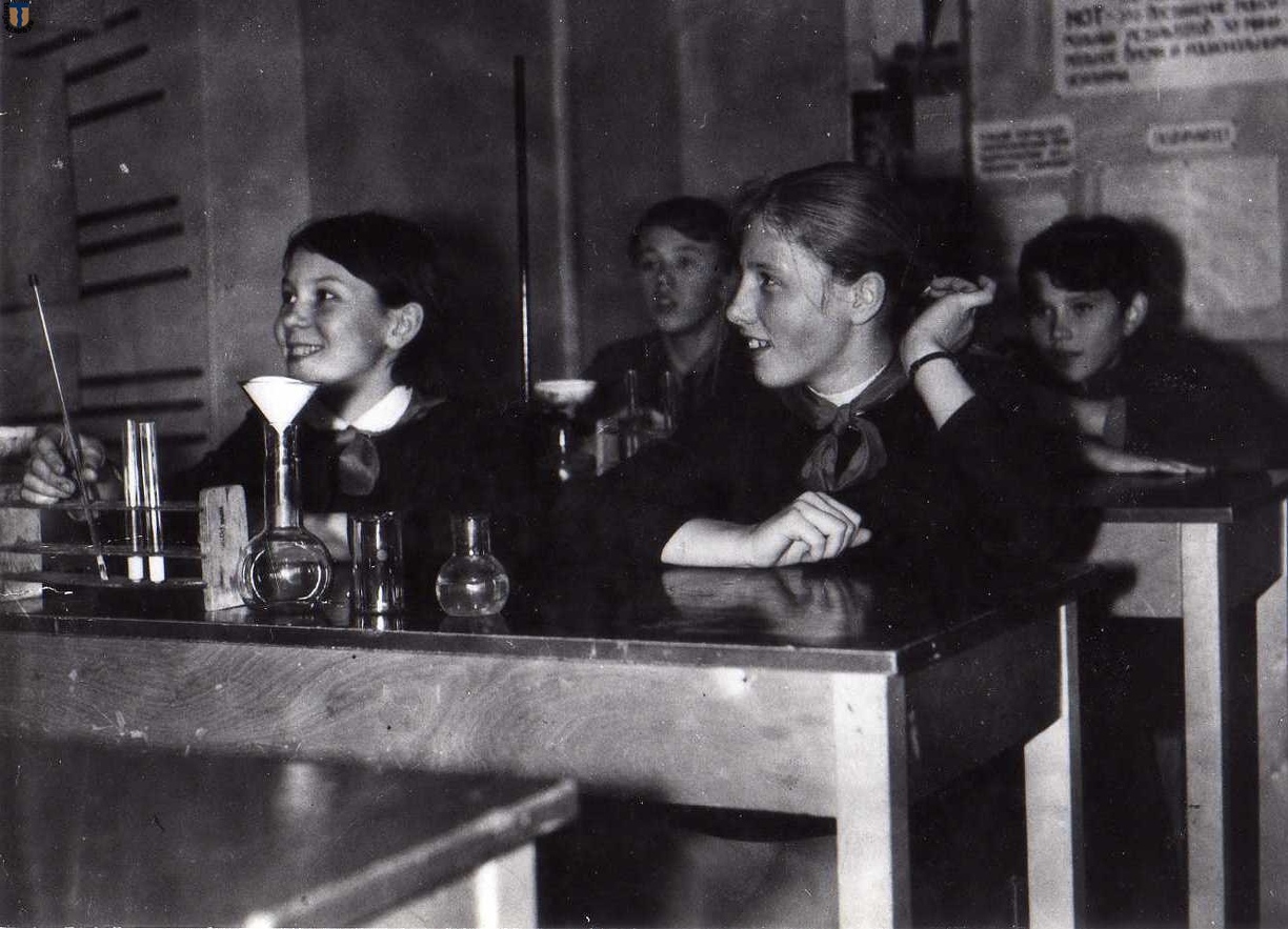 В кабинете химии, 1970 г.