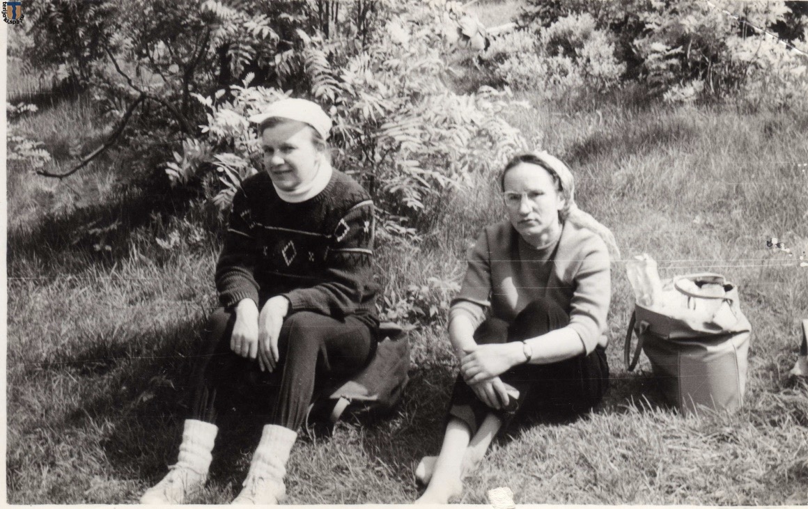 В походе на привале: классный руководитель М.С. Бубнова и кинодокументалист М.С. Корбацкова, лето 1973 г.