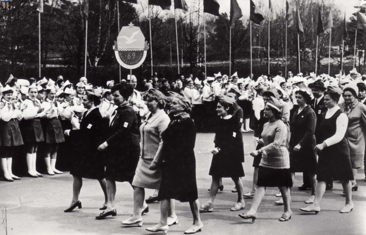 Сусанна Михайловна Барбашина с учителями школы на марше, посвященном 50-летию пионерской организации, 19 мая 1972 г.